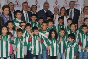 Minik y&uuml;reklerde Bursaspor coşkusu!