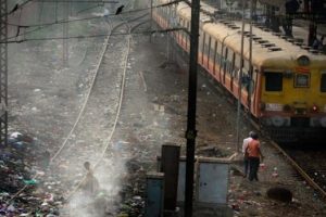 Yolcu treni minib&uuml;se &ccedil;arptı: 12 &ouml;l&uuml;, 3 yaralı
