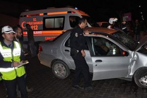 Otomobil halk otob&uuml;s&uuml;ne &ccedil;arptı: 4 yaralı