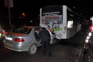 Otomobil halk otob&uuml;s&uuml;ne &ccedil;arptı: 4 yaralı