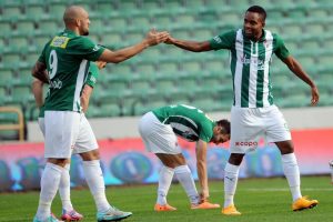 Bakambu coştu! Timsah zirveye kuruldu!