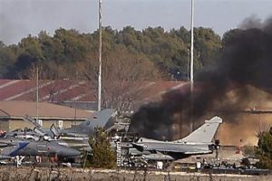 F-16 faciası! Pilotların olduğu hangara daldı!