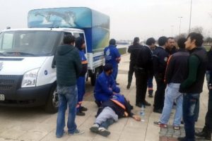Liselilere bı&ccedil;aklı saldırı: 2 yaralı