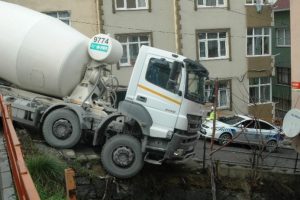 Fıkra değil: Bir kep&ccedil;e, bir itfaiye aracı ve bir beton mikseri