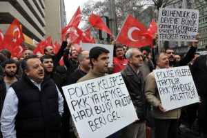 Emniyet &ouml;n&uuml;ndeki bekleyiş s&uuml;r&uuml;yor
