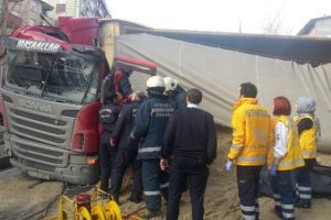 İnşaata kum getiren kamyon devrildi: 1 &ouml;l&uuml;