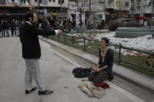Ger&ccedil;ek değil film sahnesi