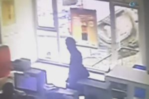 Kum y&uuml;kl&uuml; kamyon b&ouml;yle devrildi