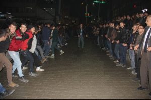 Karadeniz m&uuml;ziği eşliğinde Kobani kutlaması!
