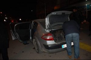 Emniyet binası yakınında bomba y&uuml;kl&uuml; ara&ccedil; alarmı!