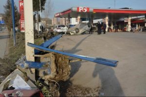 Otomobil akaryakıt istasyonuna daldı!