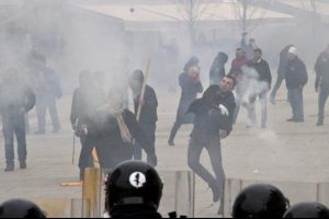 Kosova karıştı: 52'si polis 110 yaralı