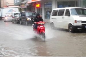 Sağanak yağış hayatı fel&ccedil; etti