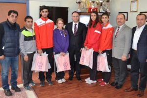 Şahin şampiyon Taekwondocuları &ouml;d&uuml;llendirdi