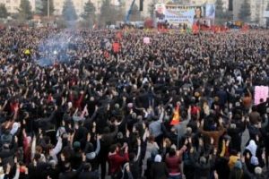 Diyarbakır'da dikkat &ccedil;eken pankart