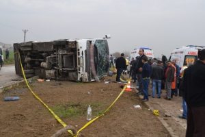Yolcu otob&uuml;s&uuml; devrildi: 2 &ouml;l&uuml; 15 yaralı
