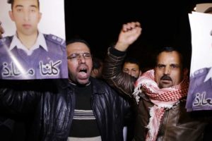 Pilotun ailesi T&uuml;rkiye'den arabuluculuk istedi