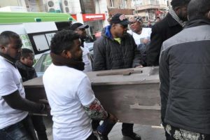 Karnındaki 6 aylık bebeğiyle &ouml;ld&uuml;