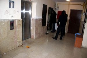 Gen&ccedil;lerin k&ouml;pek kavgası kanlı bitti: 1 &ouml;l&uuml;, 1 yaralı