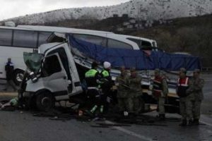 İş&ccedil;i servisiyle TIR &ccedil;arpıştı: 4 &ouml;l&uuml; 30 yaralı!