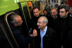 Kılı&ccedil;daroğlu Bursa'da metroya bindi, vatmanla &ouml;z&ccedil;ekim yaptı