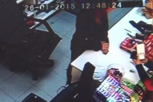 Bursa'da 'tırnak&ccedil;ı' kadını kasiyer fark edince...Tekme,tokat,darp!
