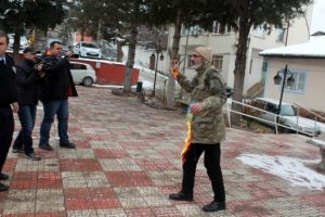 Benzini &uuml;zerine d&ouml;kt&uuml; &ccedil;akmağı &ccedil;aktı