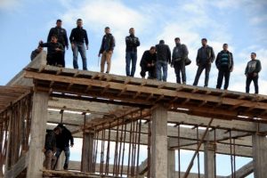 Paralarını alamayan iş&ccedil;iler &ccedil;atıya &ccedil;ıktı