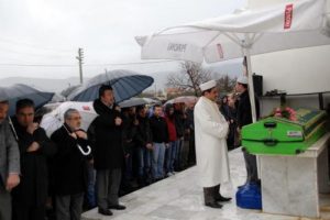 Annesini &ouml;ld&uuml;rd&uuml; sonra da sokağa &ccedil;ıkıp...