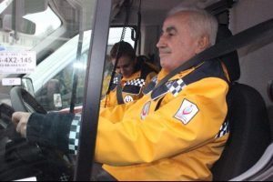 Vali ambulans direksiyonunda
