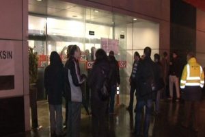 İş&ccedil;iler CHP İl binasını bastı