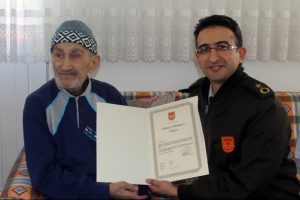 G&ouml;zyaşları i&ccedil;erisinde madalyasına kavuştu