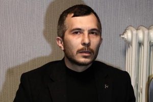 MHP binasına pankart astılar