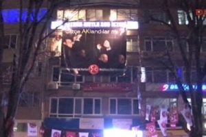 MHP'liler pankart astı, polis indirmek istedi