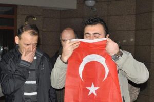10 polis serbest, 14'&uuml; mahkemede