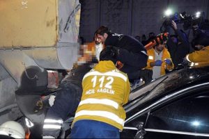 Asfalt &ccedil;alışması yapan iş&ccedil;ilere otomobil &ccedil;arptı: 2 &ouml;l&uuml;