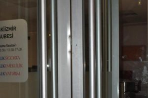 Levye ile banka soyma girişimi alarma takıldı