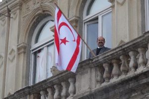 KKTC bayrağı o &uuml;lkede de dalgalanmaya başladı