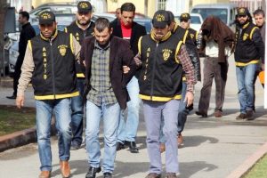 Belediye binasına ateş a&ccedil;an kişiler tutuklandı