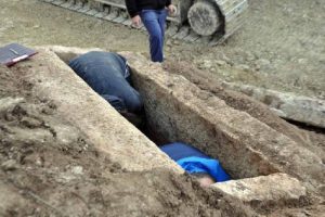 Yol &ccedil;alışmasında lahit bulundu, i&ccedil;inden &uuml;&ccedil; iskelet &ccedil;ıktı!