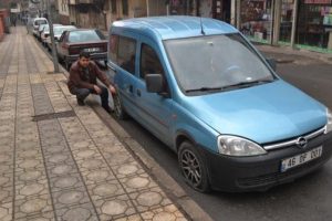 30 aracın lastiği kesildi