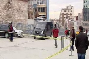 Taksim Meydanı'nda polis noktasına saldırı
