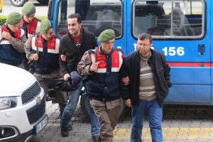 Pusuya d&uuml;ş&uuml;rd&uuml;kleri genci &ouml;ld&uuml;ren 7 ş&uuml;pheli adliyede