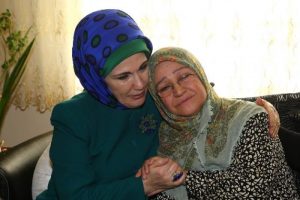 Emine Erdoğan'dan şehit ailesi ve huzurevi ziyareti