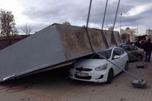 Bursa'da dev tabela faciaya teğet ge&ccedil;ti