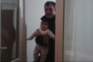 5 aylık bebek 5. katta mahsur kaldı