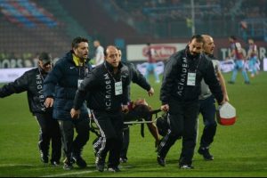 Trabzonsporlu futbolcu hastaneye kaldırıldı
