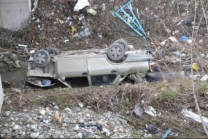 Bursa'da  otomobil 5 metre y&uuml;kseklikten dereye u&ccedil;tu!