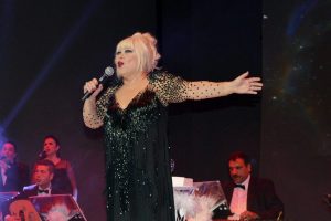 Muazzez Abacı Bursa'da hem duygulandı hem de duygulandırdı!