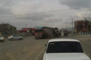 Freni boşalan TIR dehşet sa&ccedil;tı: 2 &ouml;l&uuml;